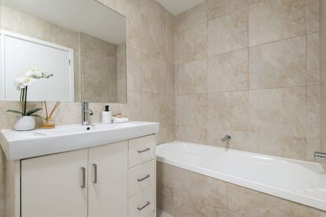 Photo of property in 22 Eversleigh Road, Belmont, Auckland, 0622