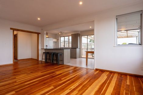 Photo of property in 1 Wakeling Avenue, Te Atatu South, Auckland, 0610