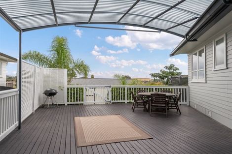 Photo of property in 122 Ennis Avenue, Pakuranga Heights, Auckland, 2010