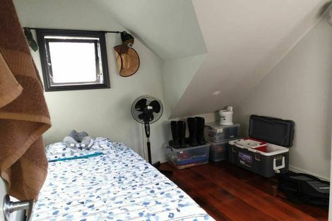 Photo of property in 21 Normanton Street, Glenfield, Auckland, 0629