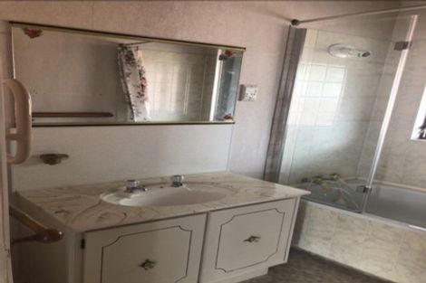 Photo of property in 2/64 Challen Close, Conifer Grove, Takanini, 2112