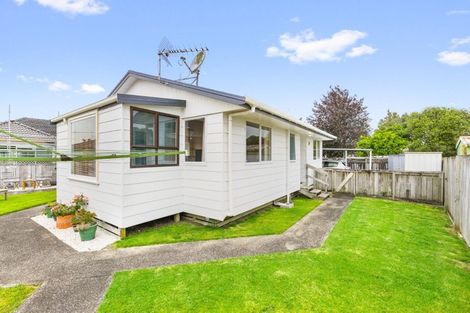Photo of property in 54a Yeovil Road, Te Atatu Peninsula, Auckland, 0610