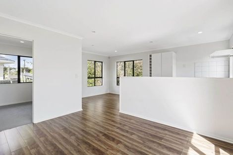 Photo of property in 3 Phelps Place, Glendene, Auckland, 0602