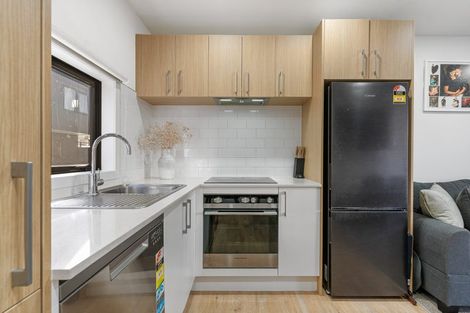 Photo of property in 2/4 Harry Ward Place, Henderson, Auckland, 0610