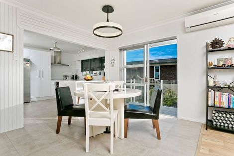 Photo of property in 2/33 Hyde Road, Rothesay Bay, Auckland, 0630