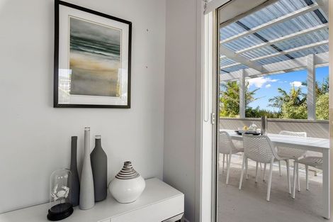 Photo of property in 41 Pohutukawa Avenue, Red Beach, 0932