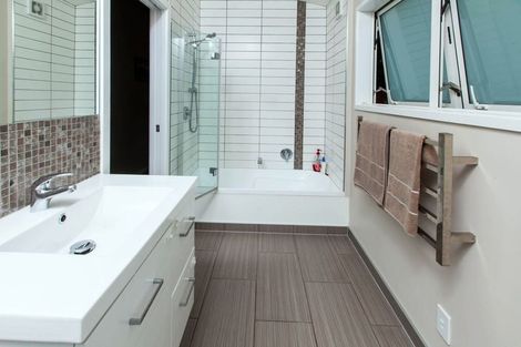 Photo of property in 25 Blakeborough Drive, Forrest Hill, Auckland, 0620