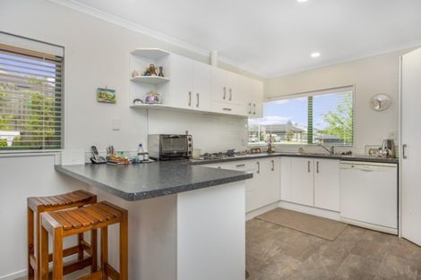 Photo of property in 2 Highgrove Drive, Grandview Heights, Hamilton, 3200