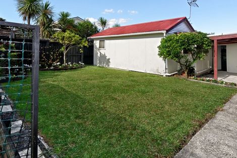 Photo of property in 38 Pine Avenue, Henderson, Auckland, 0612