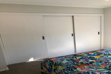 Photo of property in 1b Pavola Grove, Glenfield, Auckland, 0629