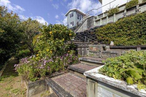 Photo of property in 100 Riversdale Drive, Merrilands, New Plymouth, 4312