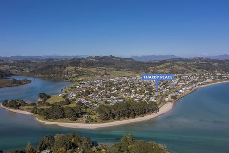 Photo of property in 1 Hardy Place, Cooks Beach, Whitianga, 3591