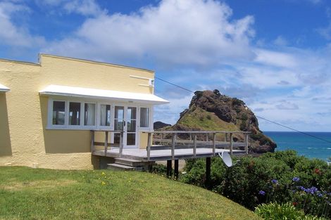 Photo of property in 44 Garden Road, Piha, New Lynn, 0772