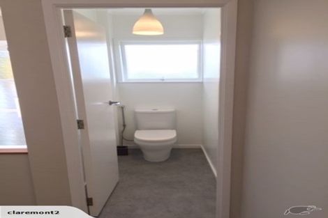 Photo of property in 24 Holdaway Avenue, Northcote, Auckland, 0627