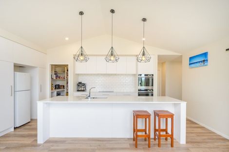 Photo of property in 48 Vaucluse Heights, Fitzherbert, Palmerston North, 4410