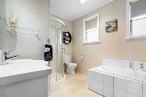 Photo of property in 43 Hutchinson Avenue, New Lynn, Auckland, 0600