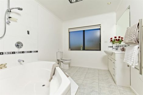 Photo of property in 56 View Ridge Drive, Ranui, Auckland, 0612