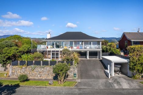 Photo of property in 8 Ara Kuaka, Waikanae Beach, Waikanae, 5036