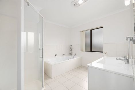 Photo of property in 76 San Valentino Drive, Henderson, Auckland, 0612
