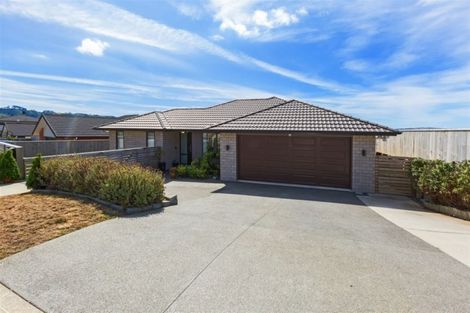 Photo of property in 82 Queen Charlotte Drive, Aotea, Porirua, 5024