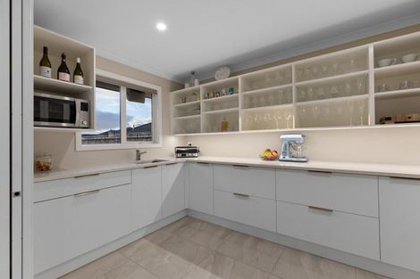 Photo of property in 4 Cyprus Place, Fitzherbert, Palmerston North, 4410