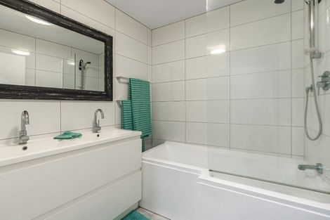 Photo of property in The Haven, 4/120 Beach Haven Road, Beach Haven, Auckland, 0626