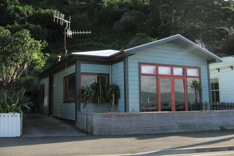 Photo of property in 301 Karaka Bay Road, Karaka Bays, Wellington, 6022