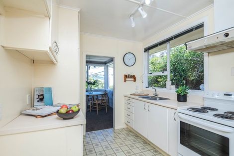 Photo of property in 8 Link Road, Newlands, Wellington, 6037
