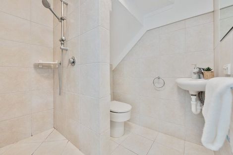 Photo of property in 2/104 Ocean View Road, Northcote, Auckland, 0627