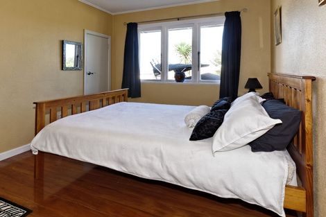 Photo of property in 38 Pine Avenue, Henderson, Auckland, 0612