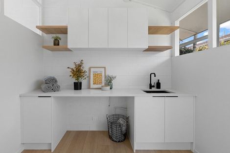 Photo of property in 3/50 Old Lake Road, Narrow Neck, Auckland, 0624