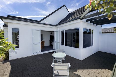 Photo of property in 1 Larsen Place, Merrilands, New Plymouth, 4312
