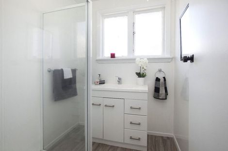 Photo of property in 100 Middlepark Road, Sockburn, Christchurch, 8042