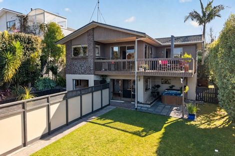 Photo of property in 4 Valdese Rise, Browns Bay, Auckland, 0630
