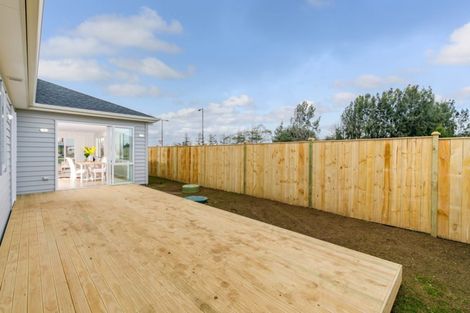 Photo of property in 16 Ropere Street, Kumeu, 0810