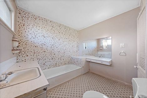 Photo of property in 1090 Scenic Drive North, Swanson, Auckland, 0816