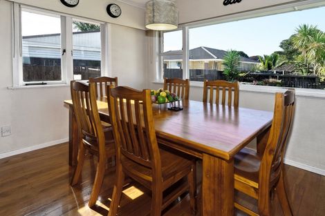 Photo of property in 38 Pine Avenue, Henderson, Auckland, 0612