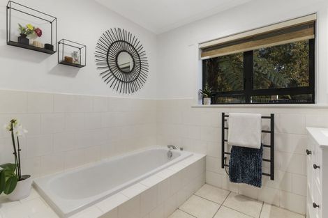 Photo of property in 6 Liston Crescent, Cockle Bay, Auckland, 2014