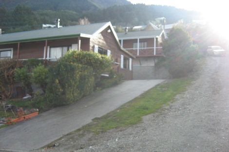 Photo of property in 76 Wynyard Crescent, Fernhill, Queenstown, 9300