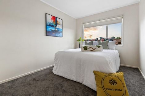 Photo of property in 13 Ginders Drive, Massey, Auckland, 0614