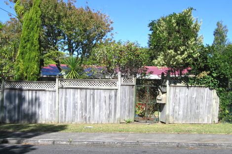 Photo of property in 37 Cron Avenue, Te Atatu South, Auckland, 0610