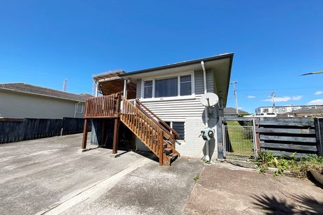 Photo of property in 4 Paton Avenue, Te Atatu South, Auckland, 0610