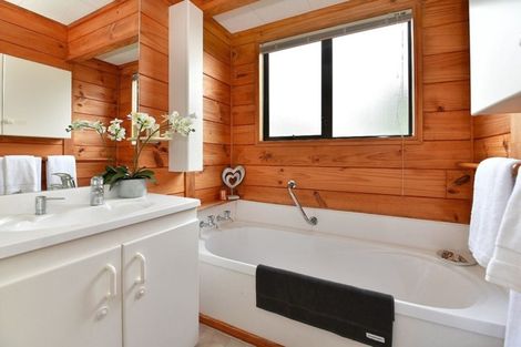 Photo of property in 33 Charlotte Street, Stanmore Bay, Whangaparaoa, 0932