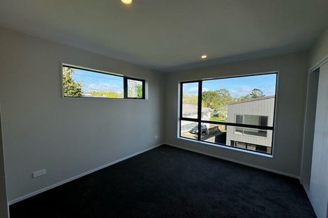 Photo of property in 2 Don Oliver Lane, Glen Eden, 0602