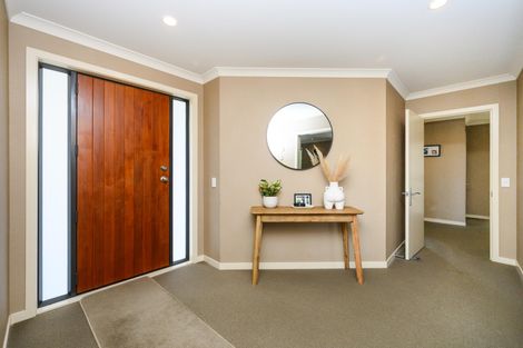 Photo of property in 19 Johnstone Drive, Fitzherbert, Palmerston North, 4410