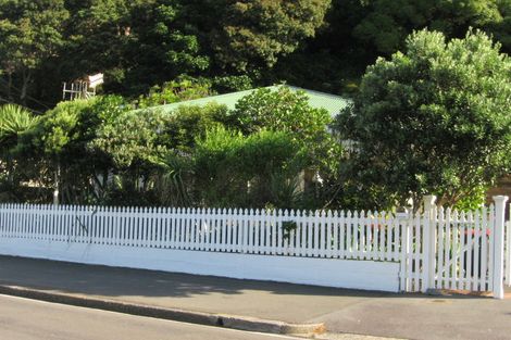 Photo of property in 307 Karaka Bay Road, Karaka Bays, Wellington, 6022