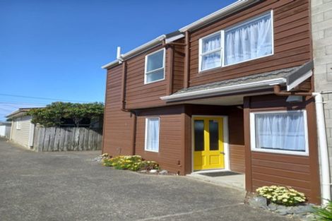 Photo of property in 2/15 Apu Crescent, Lyall Bay, Wellington, 6022