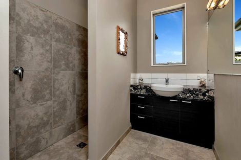 Photo of property in 5 Lanyard Place, One Tree Point, 0118