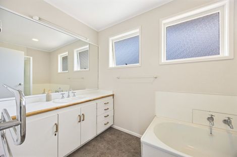 Photo of property in 38 Chatsworth Crescent, Pakuranga Heights, Auckland, 2010