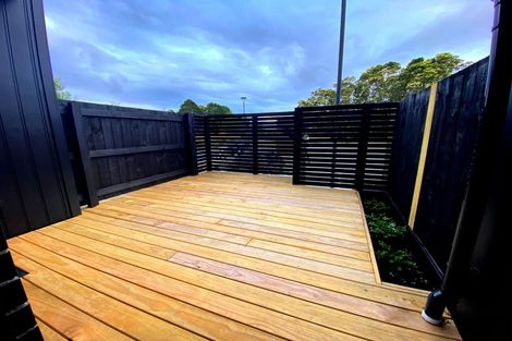 Photo of property in 21 Meg Lane, Glen Eden, 0602